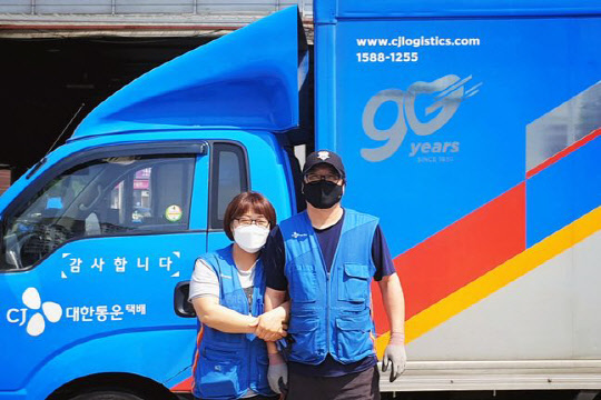 CJ대한통운 부부 택배기사 정운철씨(오른쪽)와 최은영씨(왼쪽). <CJ대한통운 제공>